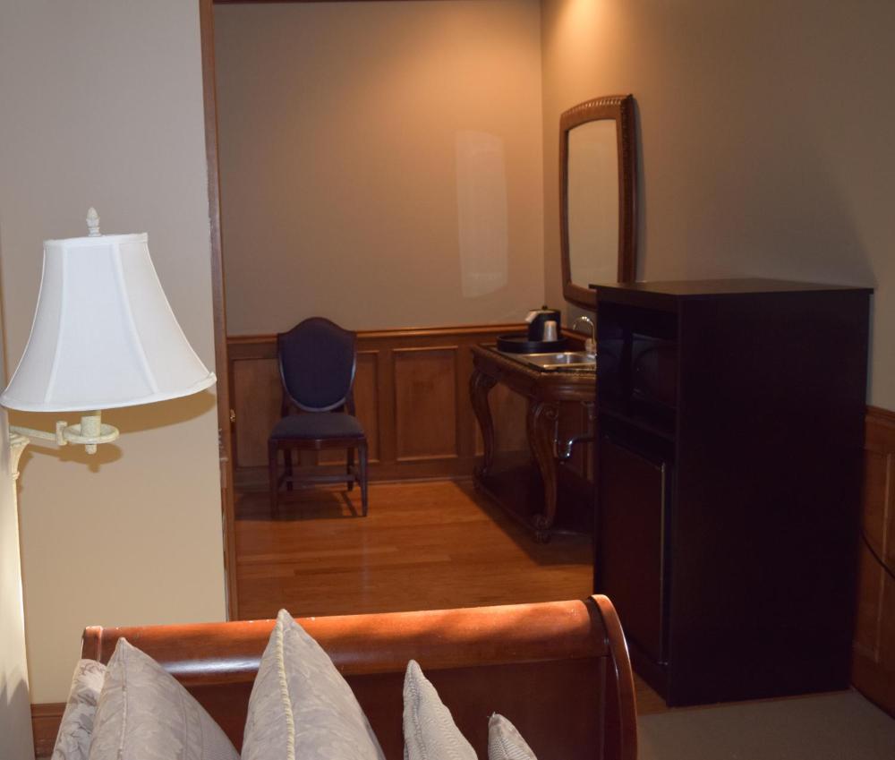 Honeymoon Suite interior